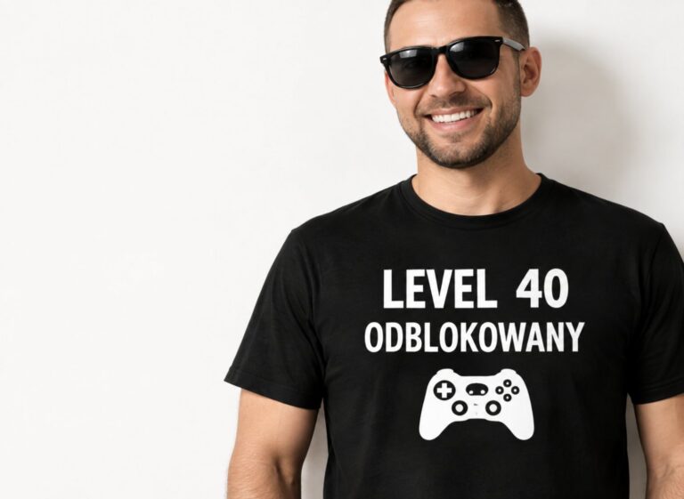 Mężczyzna w czarnej koszulce LEVEL 40 ODBLOKOWANY