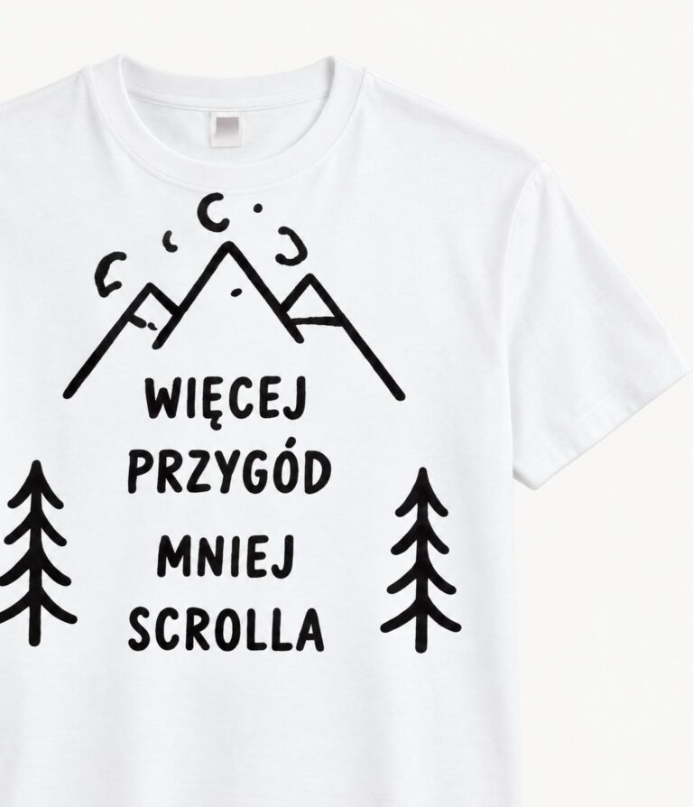 Wizualizacja białej koszulki z górami i napisem Więcej przygód, mniej scrolla